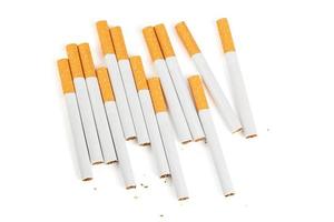 cigarros de filtro clássicos isolados em branco com sombras foto