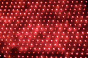 painel led de tela vermelha ao ar livre barato com diodos individuais, visão de close-up de quadro completo com foco seletivo foto
