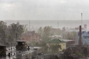 telhados de subúrbios russos sob tiro de telefoto de chuva forte foto
