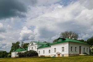 casa volkonskiy no dia ensolarado de primavera em yasnaya polyana, rússia foto