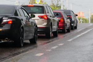 tula, rússia, 6 de julho de 2019, carros na estrada de verão pararam antes da encruzilhada após a chuva. tiro de telefoto de foco seletivo. foto