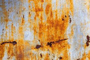abstrato e textura da superfície de aço branco com manchas de ferrugem laranja foto