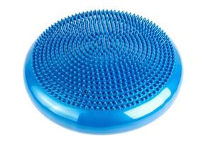 disco de equilíbrio inflável azul isolado em fundo branco, também é conhecido como disco de estabilidade, disco de oscilação e almofada de equilíbrio. foto