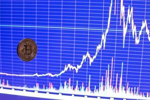 bitcoin shiner voando sobre gráfico gráfico de câmbio azul escuro embaçado foto