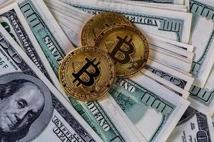 três olhos de bitcoin em papel fundo de notas de dólar americano
