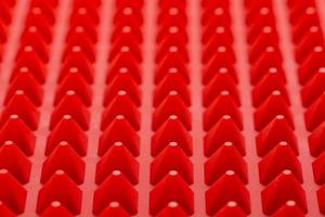 fundo de close-up de tapete de pirâmides de silicone vermelho abstrato foto