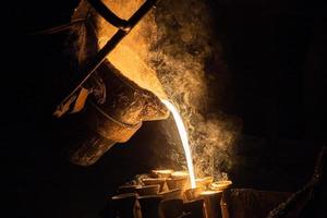 fundição industrial por cera perdida. o processo de vazamento para preenchimento de conchas cerâmicas com aço fundido. foto