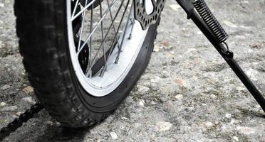 pneu furado de bicicleta estacionado no chão de cimento, foco suave e seletivo. foto