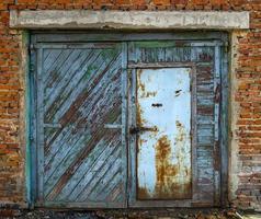 portão de garagem antigo fechado foto