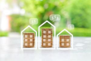 conceito imobiliário. investimento imobiliário, empréstimo, imposto, hipoteca. diferença de casa com pilha de moedas de dinheiro e ícone de dólar. preço da casa ou aumento da taxa de juros. planejando economizar dinheiro para ativos. foto