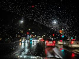 foto desfocada da visão noturna do motorista na cidade do carro de direção direito