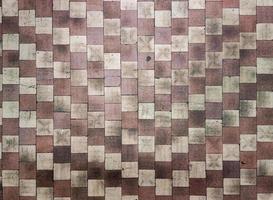 textura e fundo de piso cerâmico de azulejos marrons e brancos sujos velhos foto