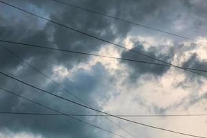 nuvens após tempestade com fundo de fios foto