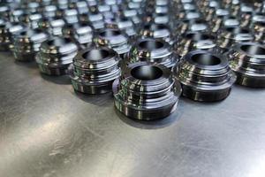 lote de produção de peças aeroespaciais cnc de metal brilhante para fundo industrial foto