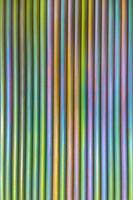 um fundo de linhas abstratas de barras de aço revestidas de cádmio coloridas. foto