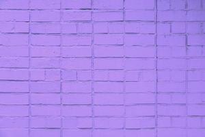 fundo plano e textura de parede de tijolo pintado violeta fosco quadro completo foto