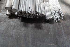 produtos longos redondos de alumínio na superfície de aço preto foto