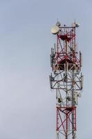 3g, 4g, 5g, torre de telecomunicações sem fio e celular close-up no fundo do céu nublado à luz do dia foto