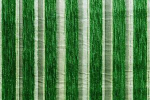 textura de close-up de tecido de estofamento sintético listrado verde foto