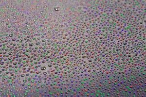 pequenas gotas de água na superfície da tela de vidro revestida hidrifóbica do celular foto