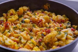 batatas domésticas assadas em uma frigideira fundo de close-up foto