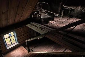 interior de escada de madeira velha foto