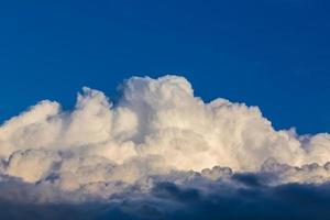 nuvem cumulus branca sólida com borda frontal escura foto