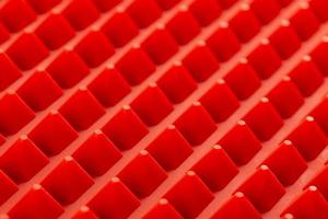 fundo de close-up de matriz de pirâmides de silicone vermelho abstrato foto