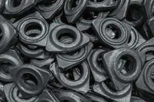pilha de peças forjadas de aço cinza após jateamento - padrão industrial pesado natural de close-up com foco seletivo foto