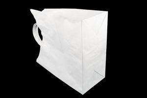 saco de papel branco usado com alças isoladas em fundo preto foto