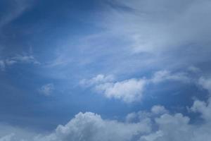 céu azul com nuvens, dia brilhante, lindo céu com nuvens brancas. foto