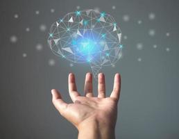 inteligência artificial, aprendizado de máquina e inovação futurista, mão humana com tecnologia de holograma cerebral ai. foto