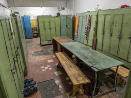 vestiário sujo velho na fábrica soviética foto