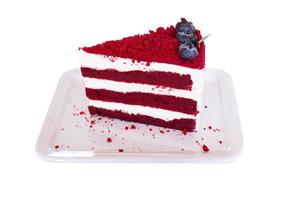 fatias de bolo reddvelvet no prato retângulo branco isolado no fundo branco. com trajeto de grampeamento. foto