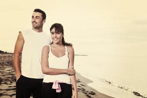 feliz casal jovem se diverte na bela praia foto