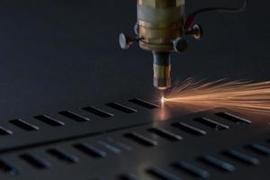 processo de corte a laser industrial de chapas metálicas
