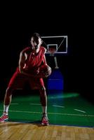 jogador de basquete em ação foto