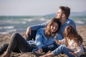 jovem família desfrutando de férias durante o outono foto