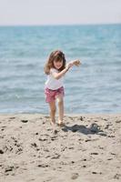 pequeno retrato de criança do sexo feminino na praia foto