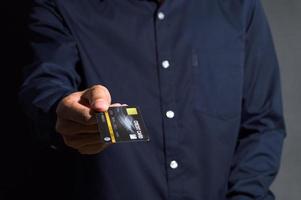 pessoa segurando cartão de crédito foto