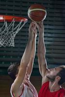 jogador de basquete em ação foto