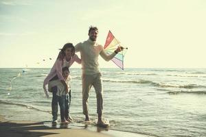 família feliz aproveitando as férias durante o dia de outono foto