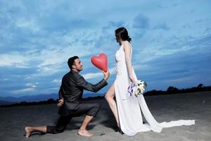 casamento romântico na praia ao pôr do sol foto