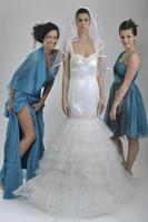 retrato de uma linda mulher de três vestidos de noiva foto