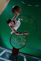 jogador de basquete em ação foto