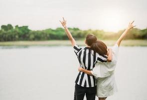 vista traseira de um casal lésbico asiático foto