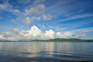 vista do mar pela manhã com céu azul foto