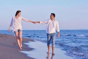 jovem casal na praia se divertir foto