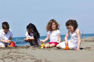 crianças brincando na praia foto