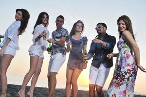 grupo de jovens aproveita a festa de verão na praia foto